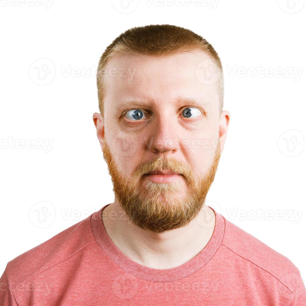 homme dans une chemise rose avec un regard oblique photo