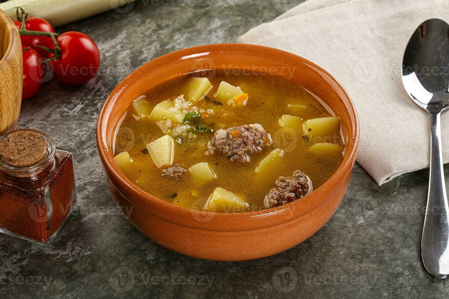 soupe avec du boeuf boulette de viande et des légumes photo