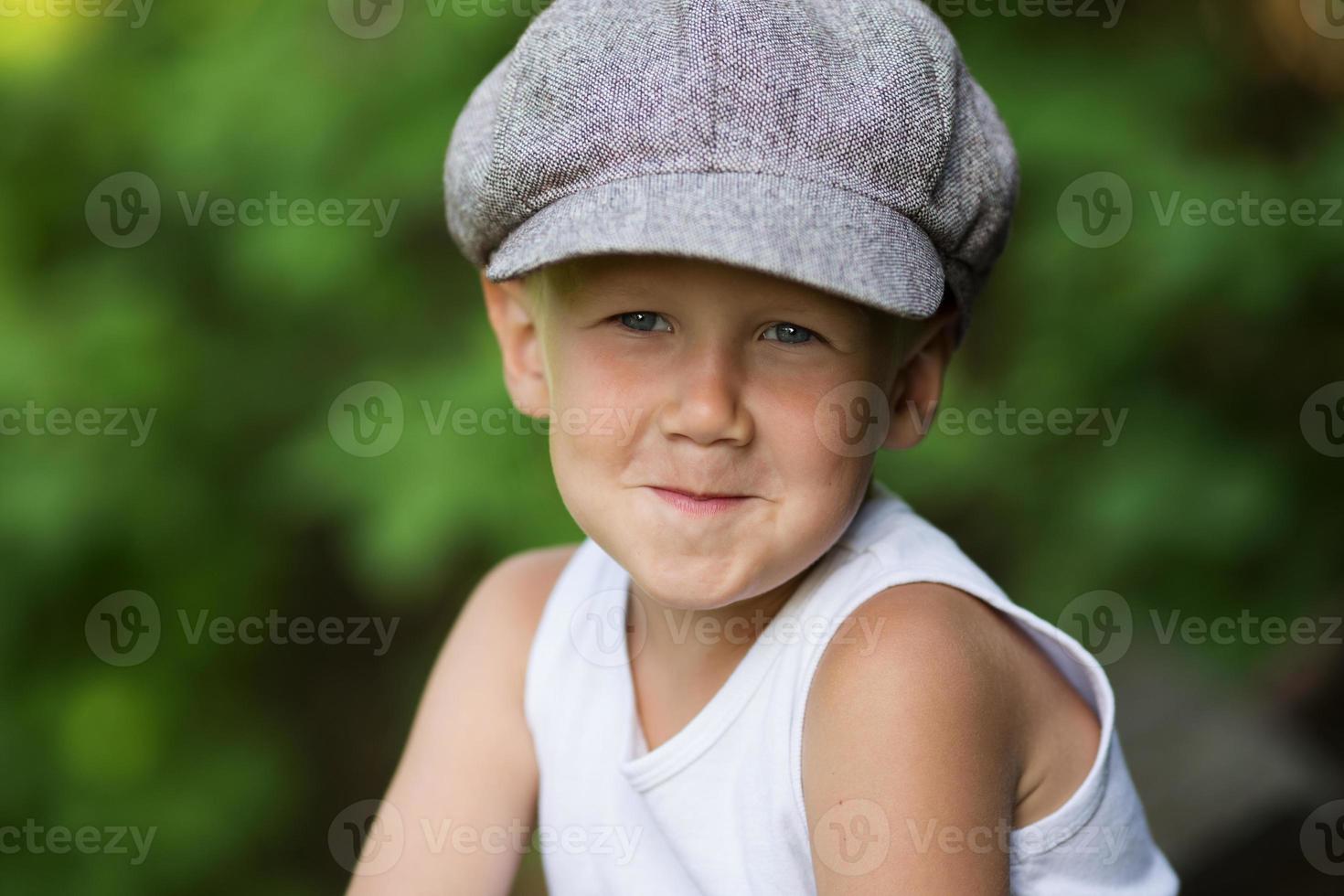 portrait de charmant garçon blond photo