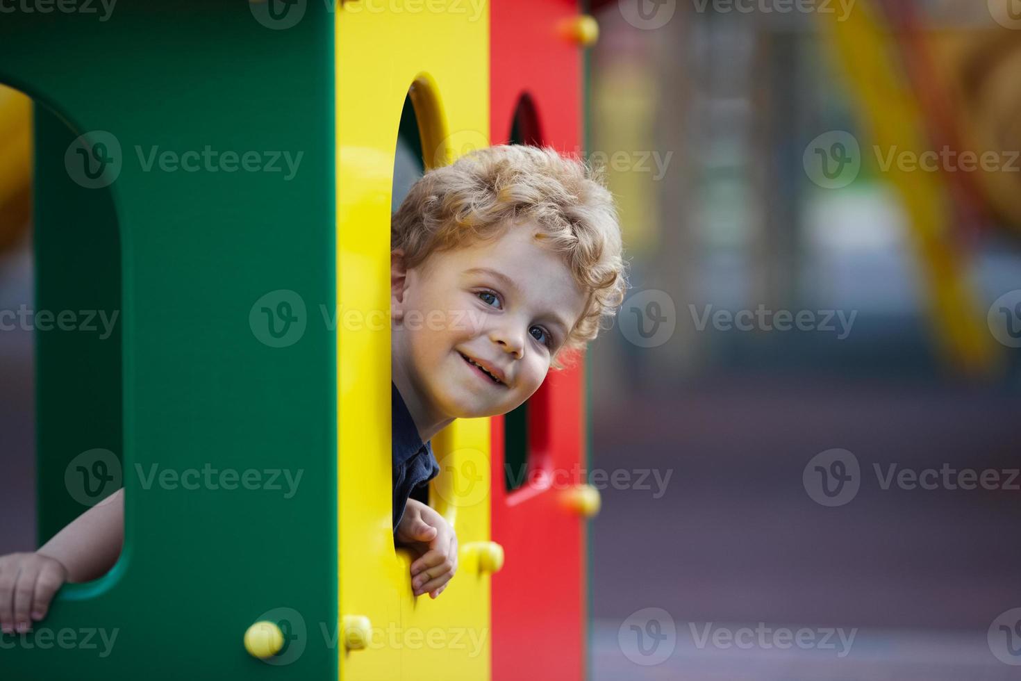 petit garçon se cache dans la cour de récréation photo