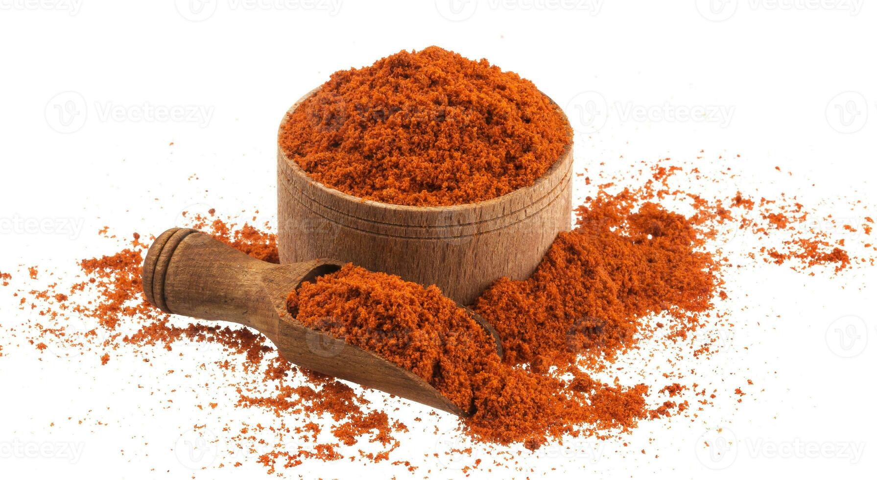 rouge paprika poudre dans en bois bol et scoop isolé sur blanc Contexte photo