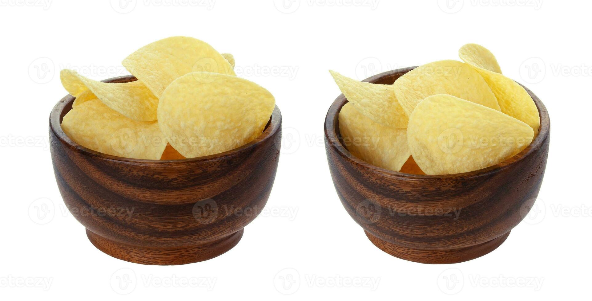 Chips de pommes de terre dans un bol en bois isolé sur fond blanc photo