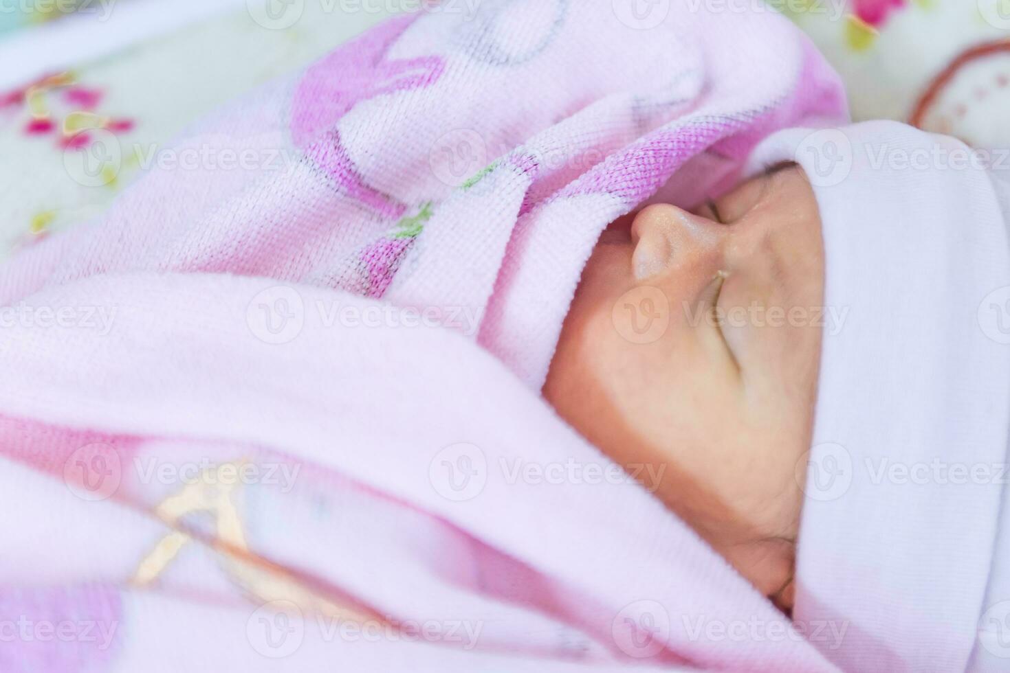 mignonne peu bébé en train de dormir sur lit à maison. photo