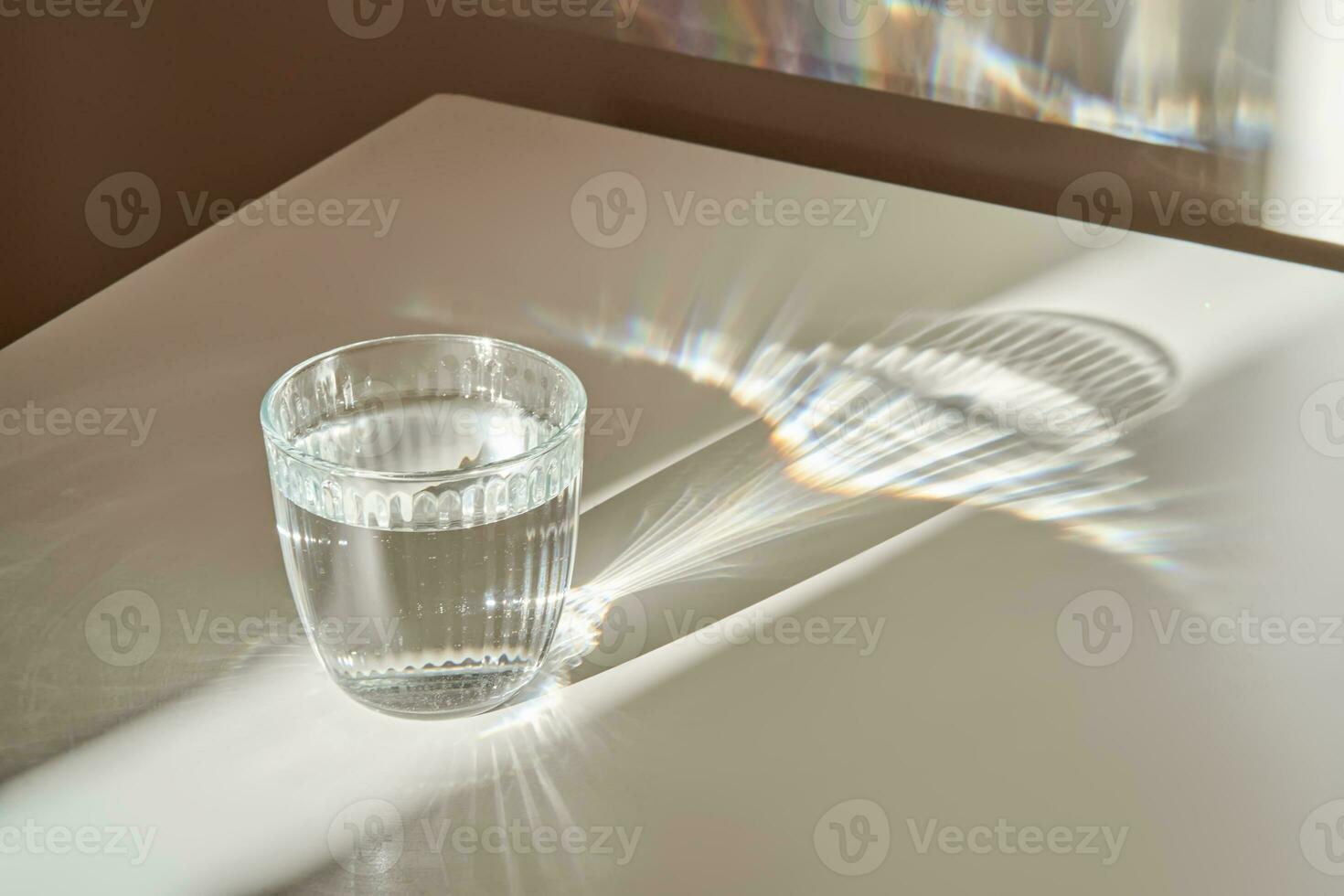 une verre de nettoyer en buvant l'eau dans le Matin Soleil. photo