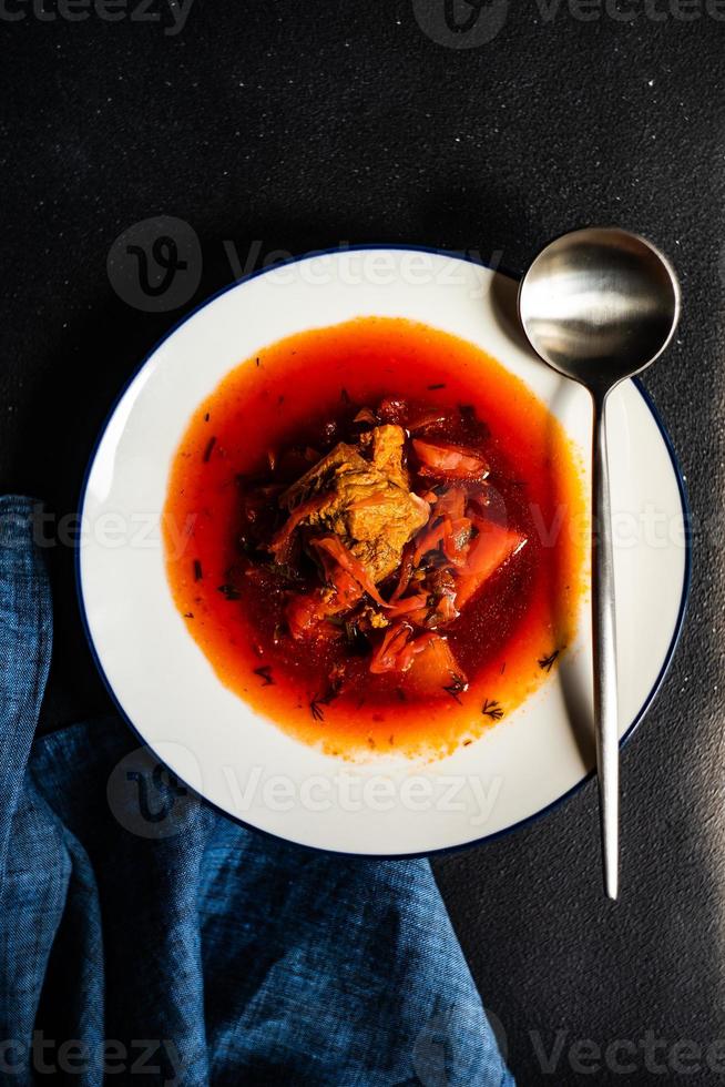 soupe de betteraves ukrainienne traditionnelle bortsch rouge photo