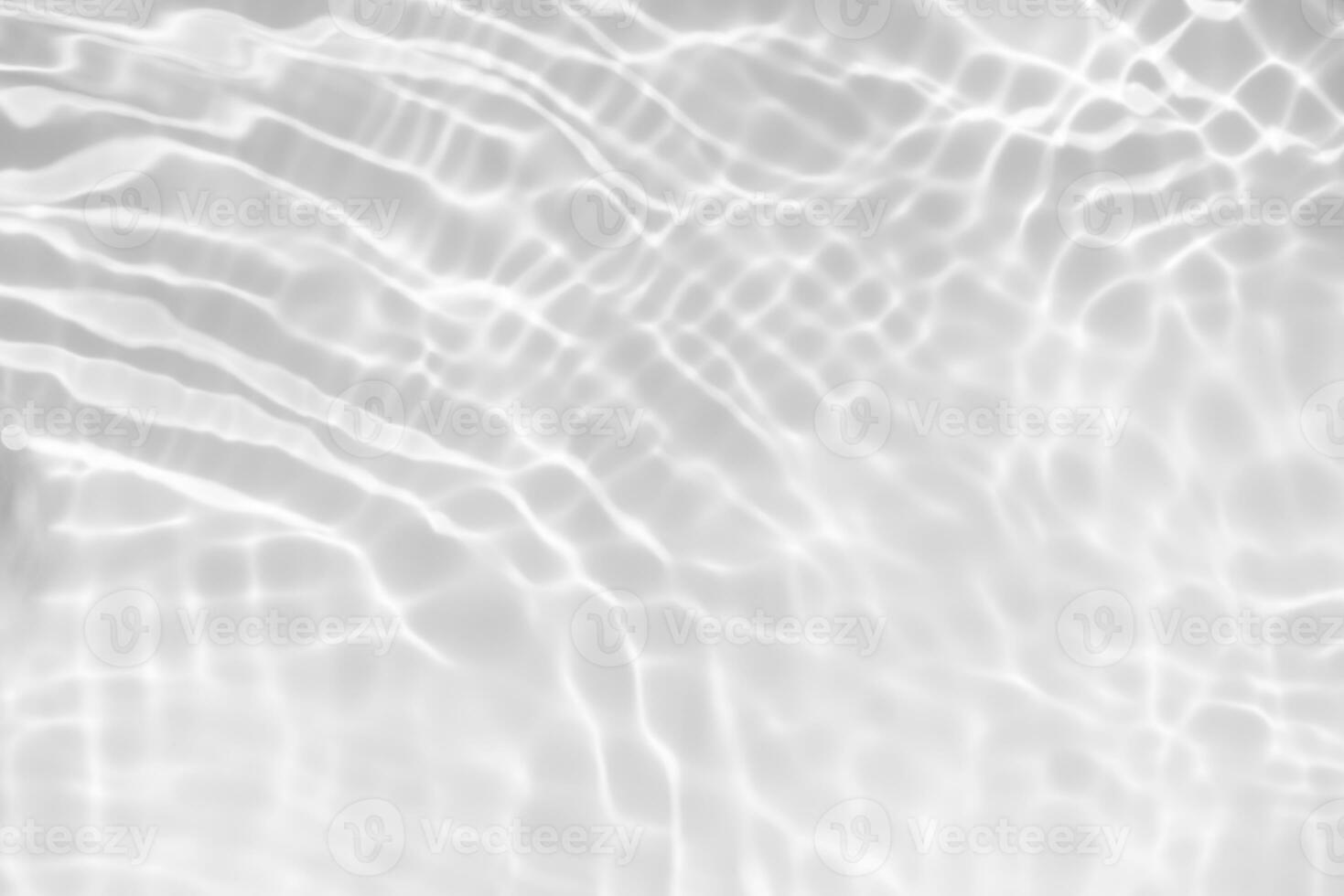 blanc l'eau avec ondulations sur le surface. défocalisation flou transparent blanc coloré clair calme l'eau surface texture avec éclaboussures et bulles. l'eau vagues avec brillant modèle texture Contexte. photo