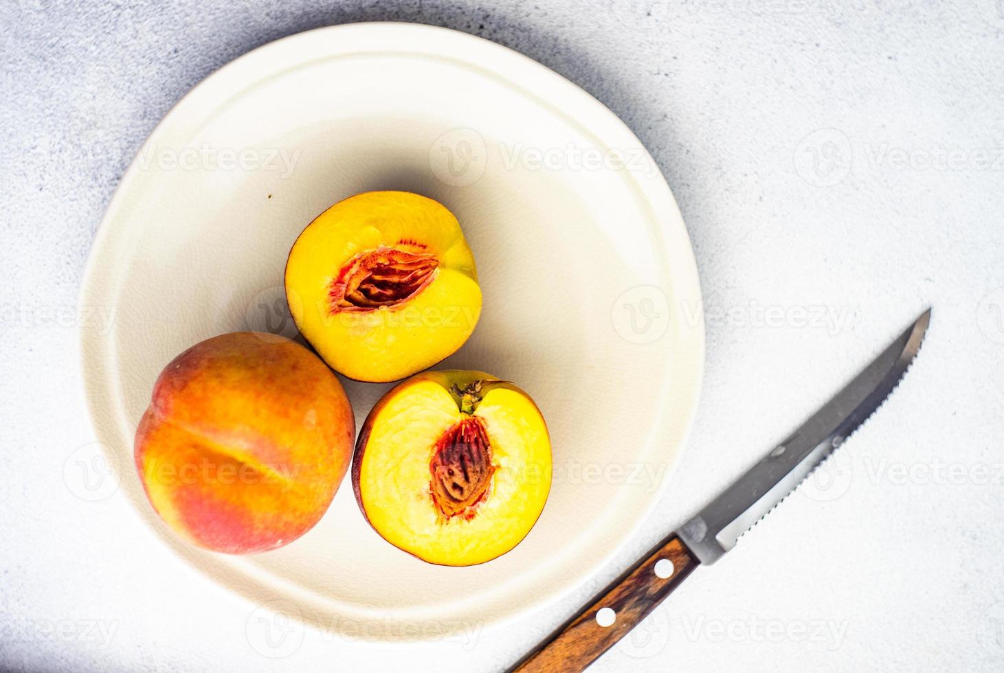 fruits de pêche mûrs dans le bol photo