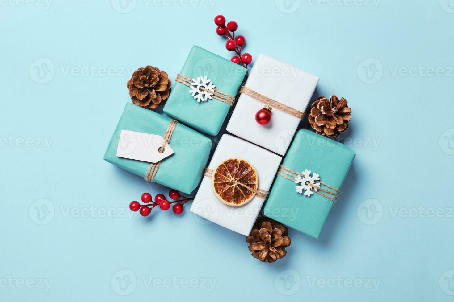 cadeaux des boites emballé dans papier, décoré avec babioles et ficelle.  éco Noël cadeau emballage 35151067 Photo de stock chez Vecteezy