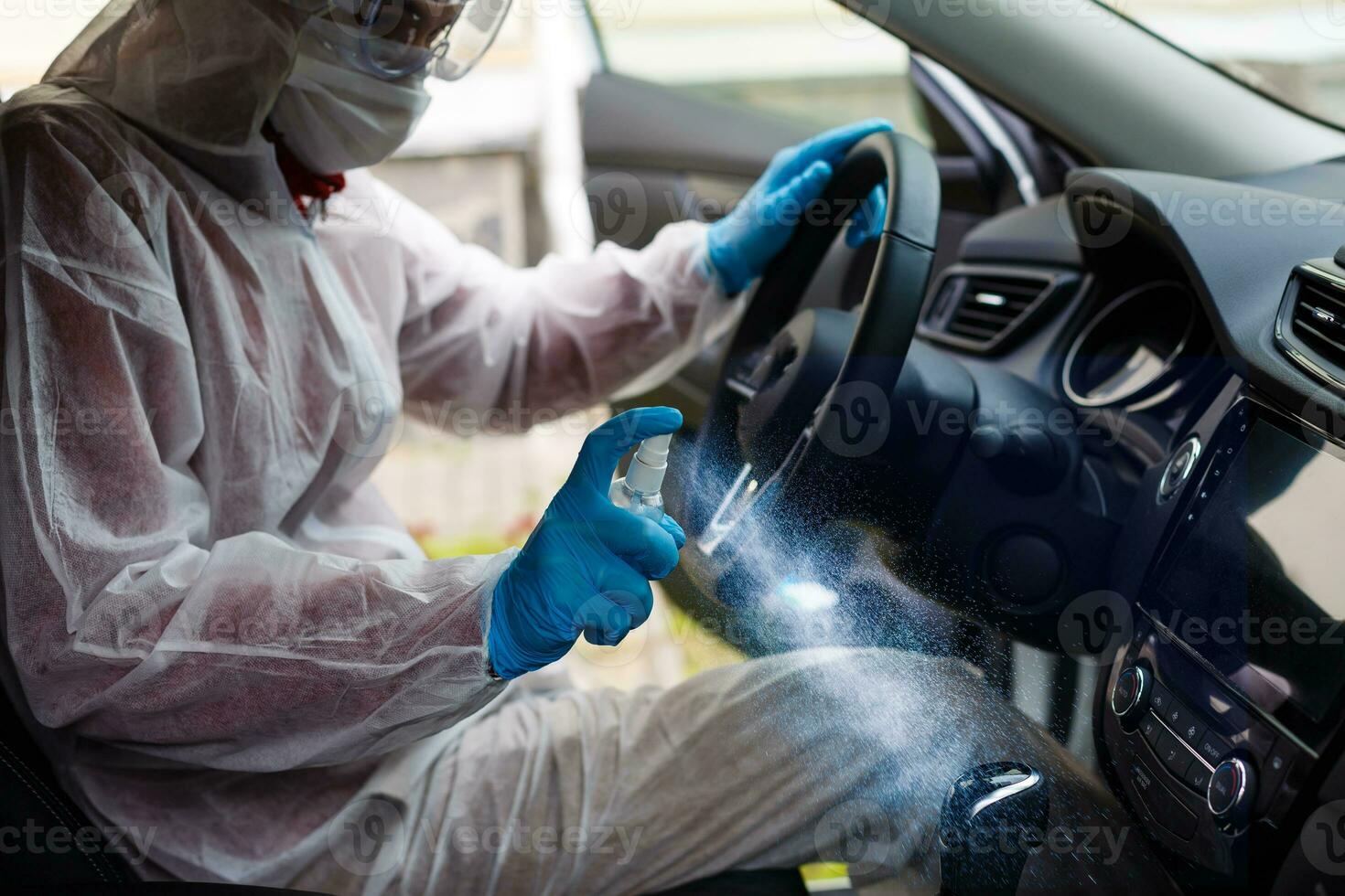 https://static.vecteezy.com/ti/photos-gratuite/p1/35156411-nettoyage-voiture-interieur-et-pulverisation-avec-desinfection-liquide-mains-dans-caoutchouc-protecteur-gant-desinfectant-vehicule-a-l-interieur-pour-protection-de-virus-maladie-photo.jpg