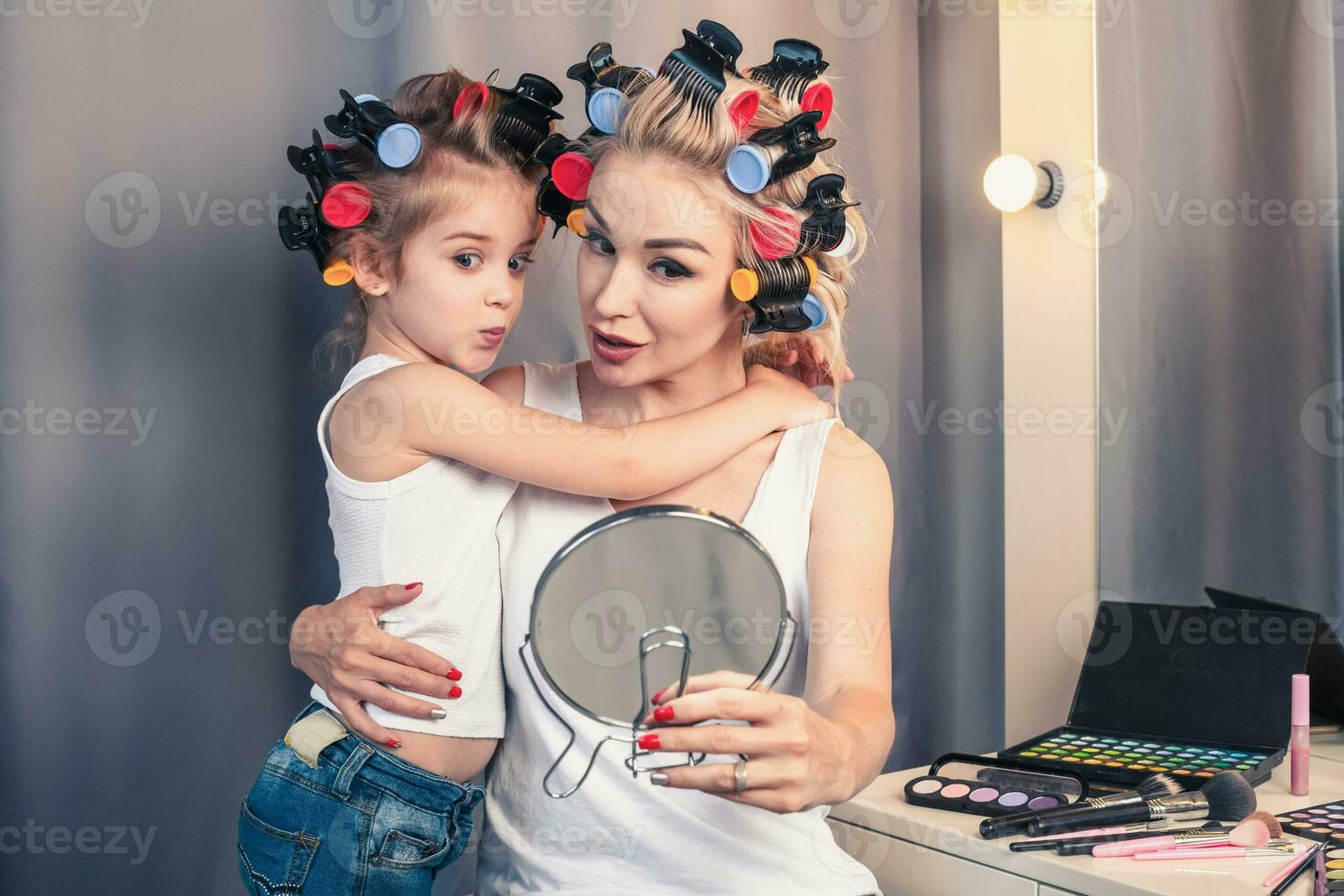 magnifique Jeune mère et sa fille avec cheveux bigoudis sont sp photo