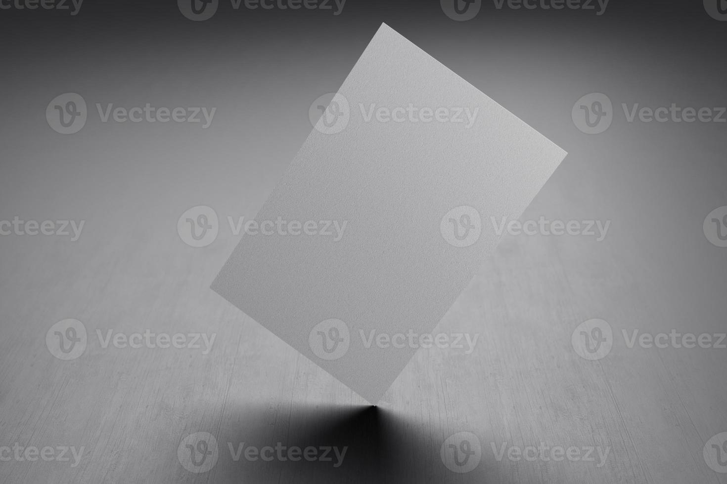 modèle de maquette de papier de carte de visite verticale blanche avec couverture d'espace vierge pour insérer le logo de l'entreprise ou l'identité personnelle sur fond de carton noir. notion moderne. rendu d'illustration 3D photo
