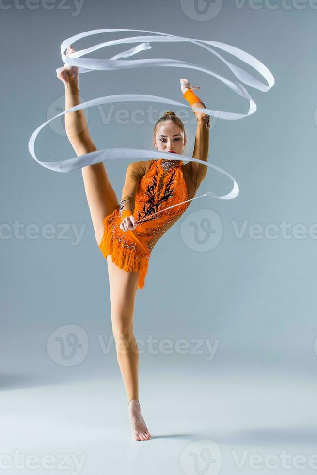 adolescent Faire gymnastique Danse avec blanc ruban sur une bleu retour  35179275 Photo de stock chez Vecteezy