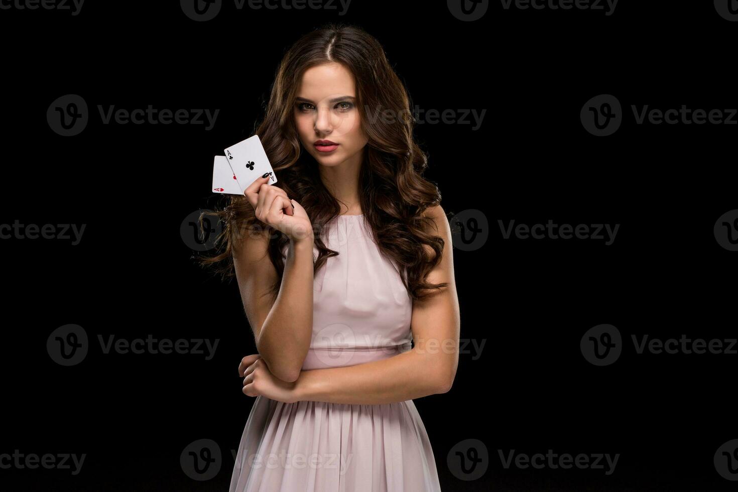 attrayant Jeune femme en portant le gagnant combinaison de poker cartes photo