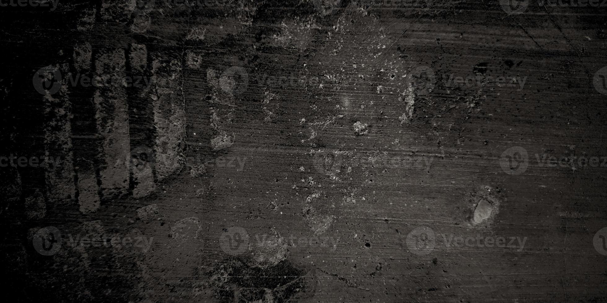 fissures sombres et plis froissés sur du vieux papier granuleux sur fond aquarelle noir avec résumé marbré photo