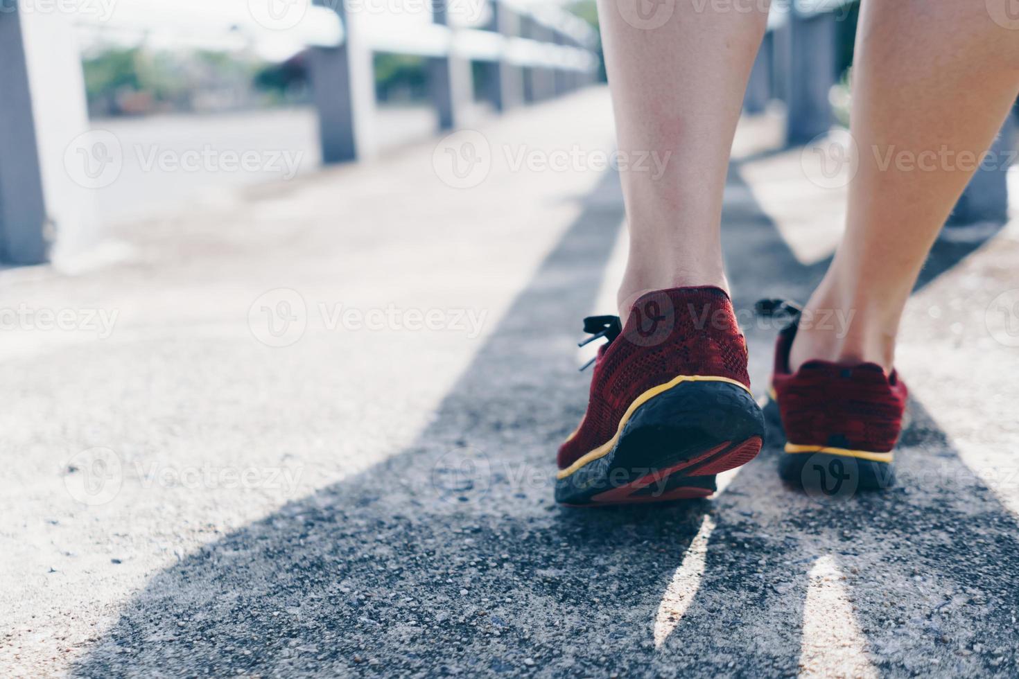 femme porter des chaussures de course pour marcher et courir sur la nature verte background.health exercice. photo