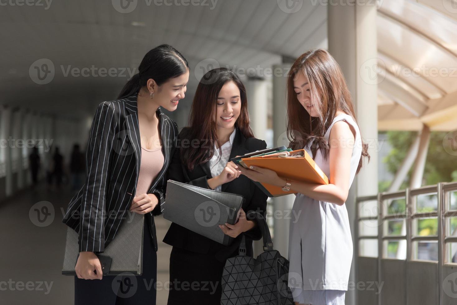 femmes d'affaires regardant et consultant le rapport, concept d'entreprise, concept de beauté photo