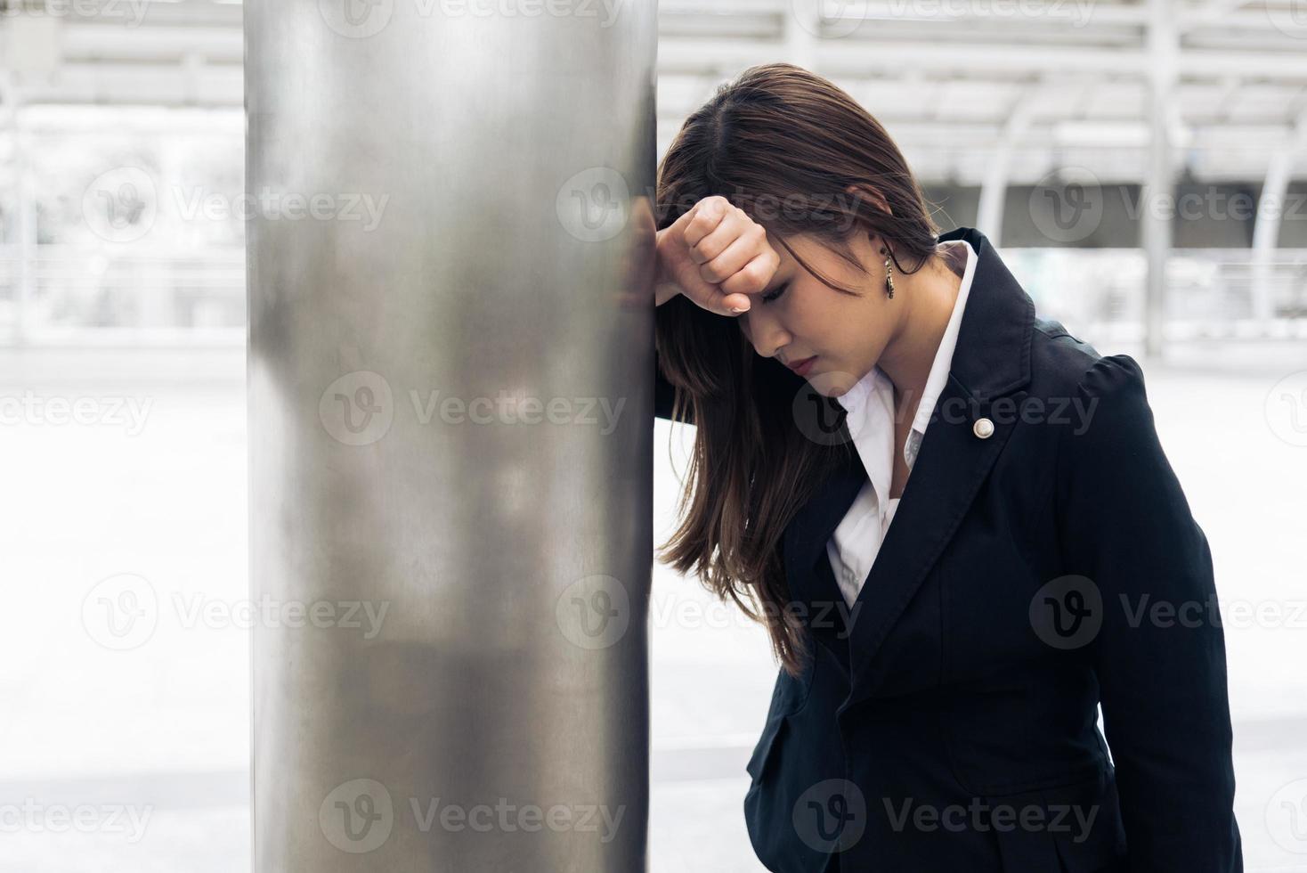 femme d'affaires asiatique fatiguée du surmenage et d'une crise cardiaque en rentrant à la maison après des heures supplémentaires. manque de sommeil et concept de soins de santé. santé et stress de l'employé de salaire d'entreprise photo