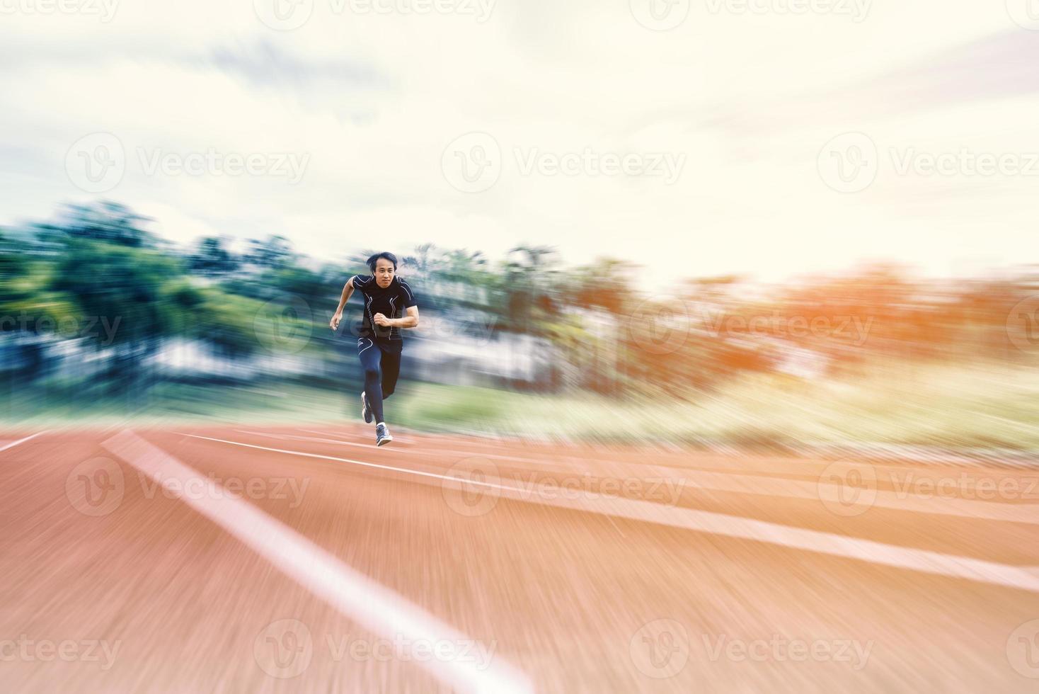 homme qui court sur la piste avec un concept de flou radial, de sport et d'activité photo