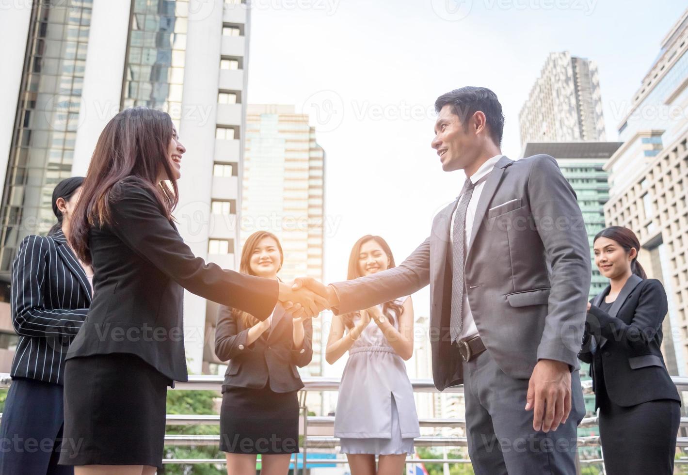 les hommes d'affaires se serrent la main pour parvenir à un accord commercial ensemble, concept d'entreprise, concept de réalisation photo