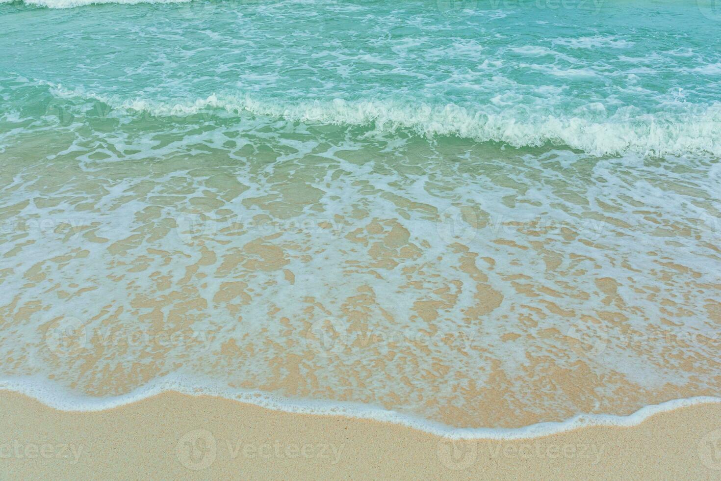 doux vague de bleu océan sur sablonneux plage. été vacances dans île. clair Azur l'eau Contexte. photo