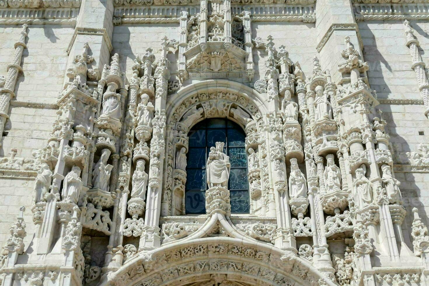 le façade de une grand blanc bâtiment avec statues photo