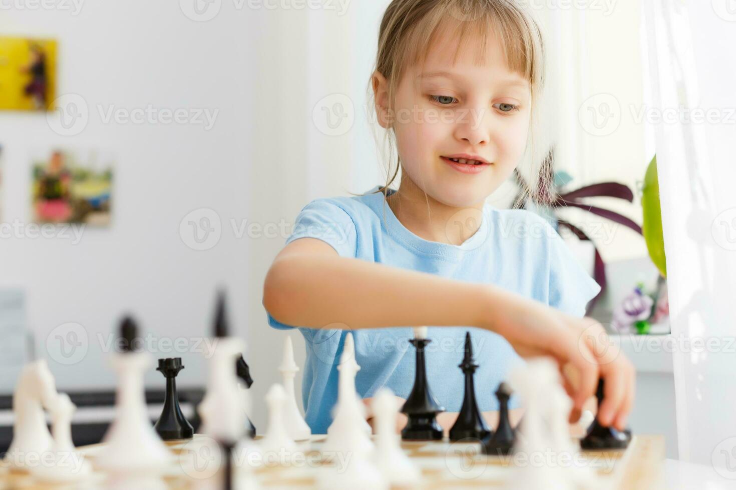 fille en mouvement une compteur tandis que en jouant échecs photo