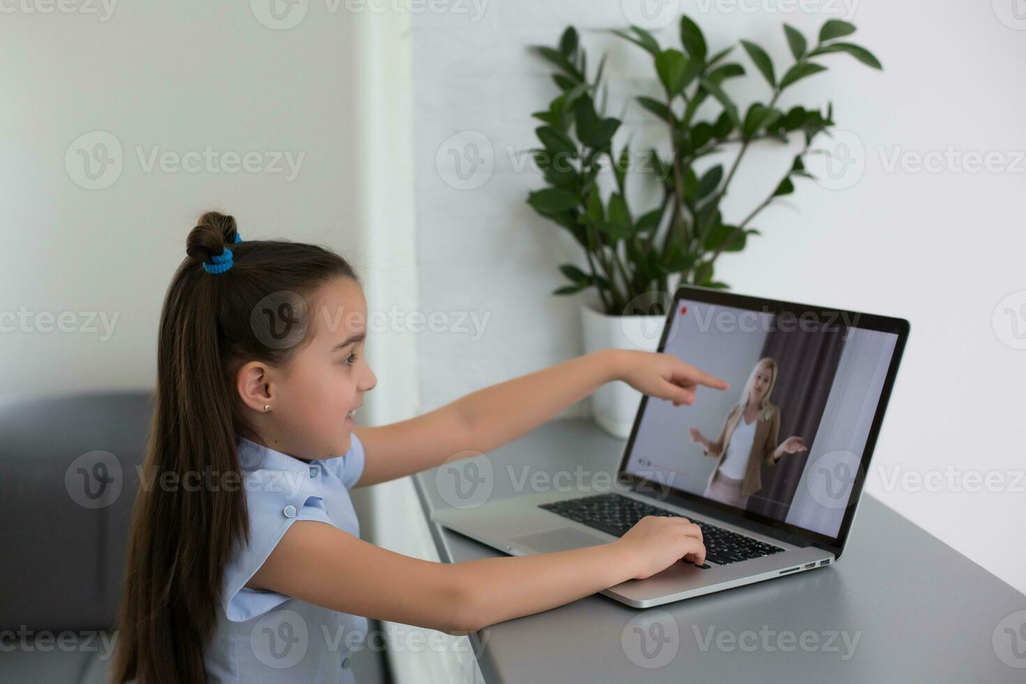 gaiement mignonne fille les enfants excité en utilisant ordinateur apprentissage devoirs scolaires. enfant prendre plaisir e-learning dans vacances à maison. photo