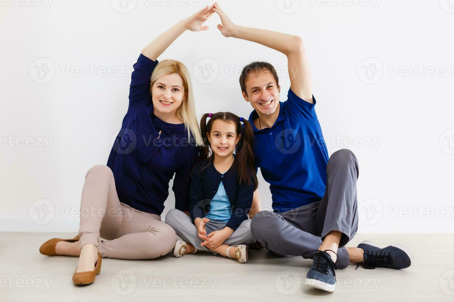 concept logement une Jeune famille. mère père et enfant dans Nouveau maison avec une toit photo