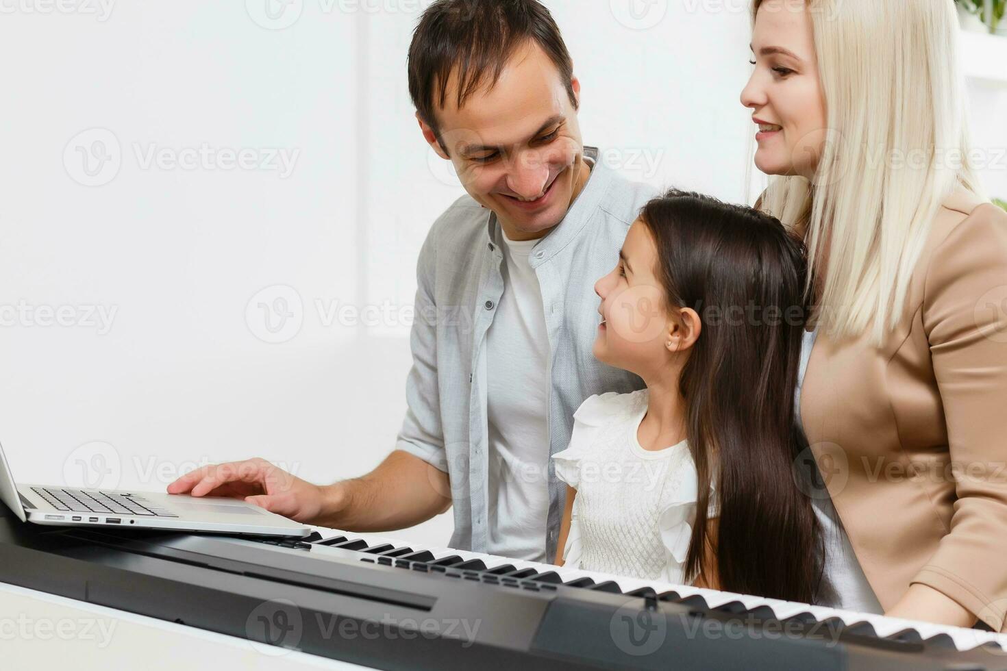 famille pièces le numérique piano à maison, apprentissage en ligne, famille du repos pendant quarantaine, auto-isolement, en ligne éducation concept. soutien pour aimé ceux concept photo