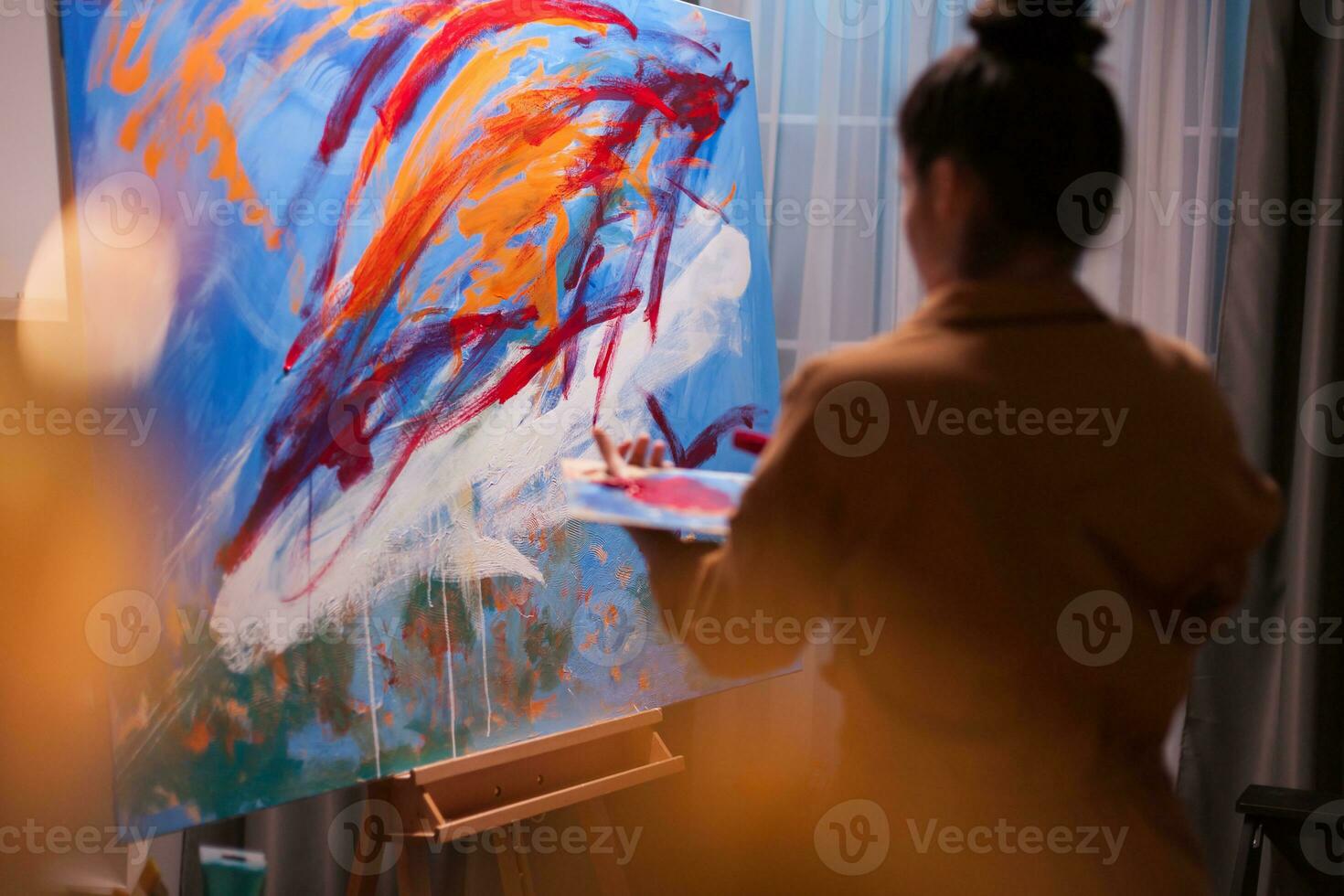 peintre crée image dans art atelier sur grand toile. moderne ouvrages d'art peindre sur toile, créatif, contemporain et réussi bien art artiste dessin chef-d'oeuvre photo