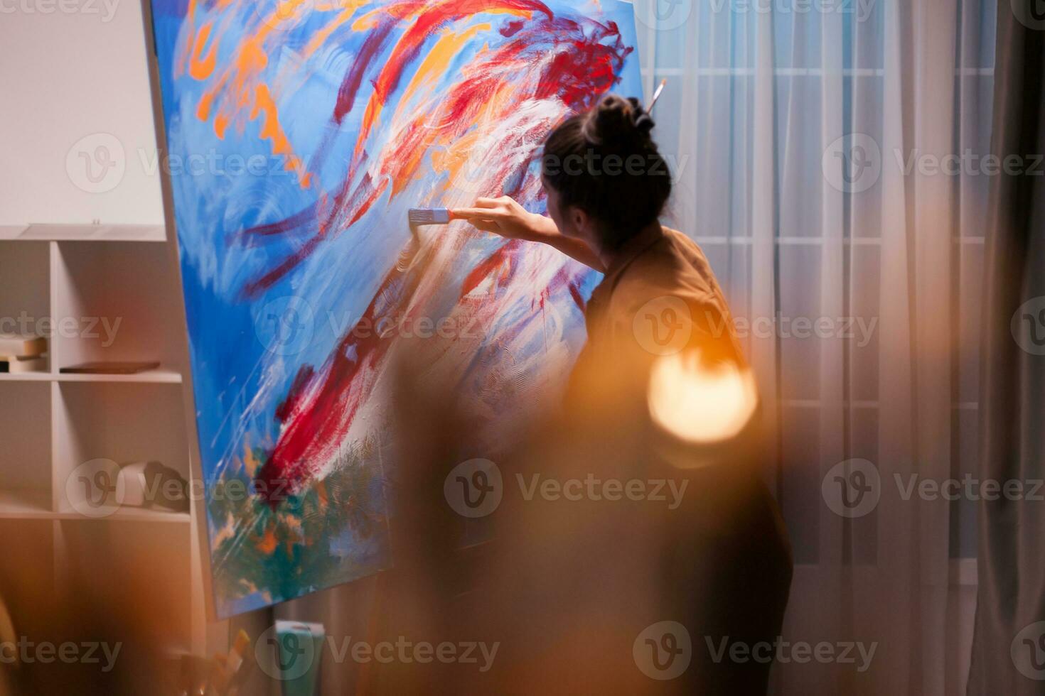 réussi peintre dans art atelier travail sur grand peinture. moderne ouvrages d'art peindre sur toile, créatif, contemporain et réussi bien art artiste dessin chef-d'oeuvre photo