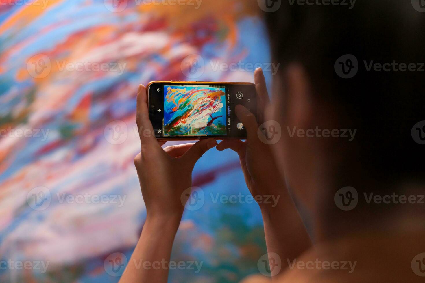 Jeune artiste prise photo de chef-d'oeuvre La peinture dans art atelier. moderne ouvrages d'art peindre sur toile, créatif, contemporain et réussi bien art artiste dessin chef-d'oeuvre