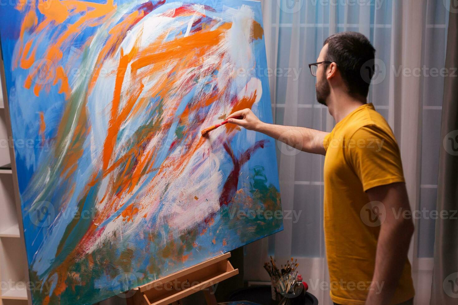 Jeune artiste La peinture avec pétrole peindre sur grand Toile dans art studio. moderne ouvrages d'art peindre sur toile, créatif, contemporain et réussi bien art artiste dessin chef-d'oeuvre photo