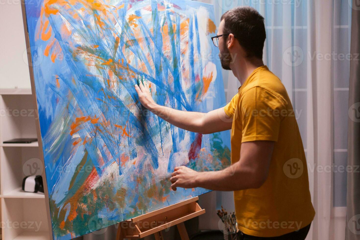 relaxant La peinture sur Toile avec bout des doigts dans art studio. moderne ouvrages d'art peindre sur toile, créatif, contemporain et réussi bien art artiste dessin chef-d'oeuvre photo