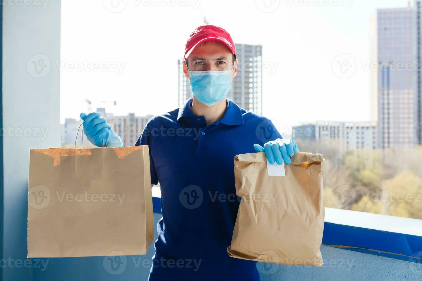 nourriture livraison homme dans protecteur masque photo