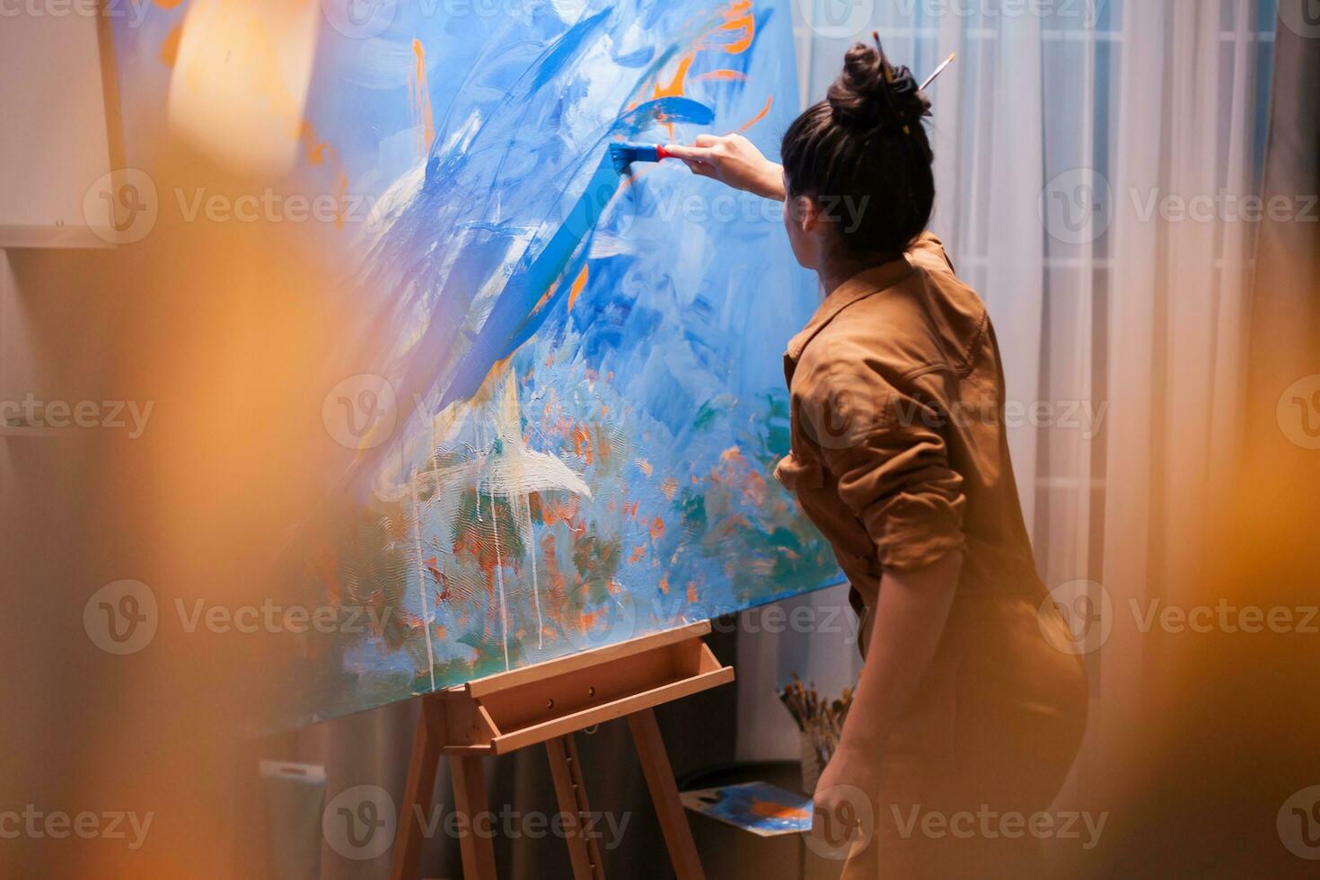 motivée Jeune peintre fabrication une chef-d'oeuvre dans art studio. moderne ouvrages d'art peindre sur toile, créatif, contemporain et réussi bien art artiste dessin chef-d'oeuvre photo