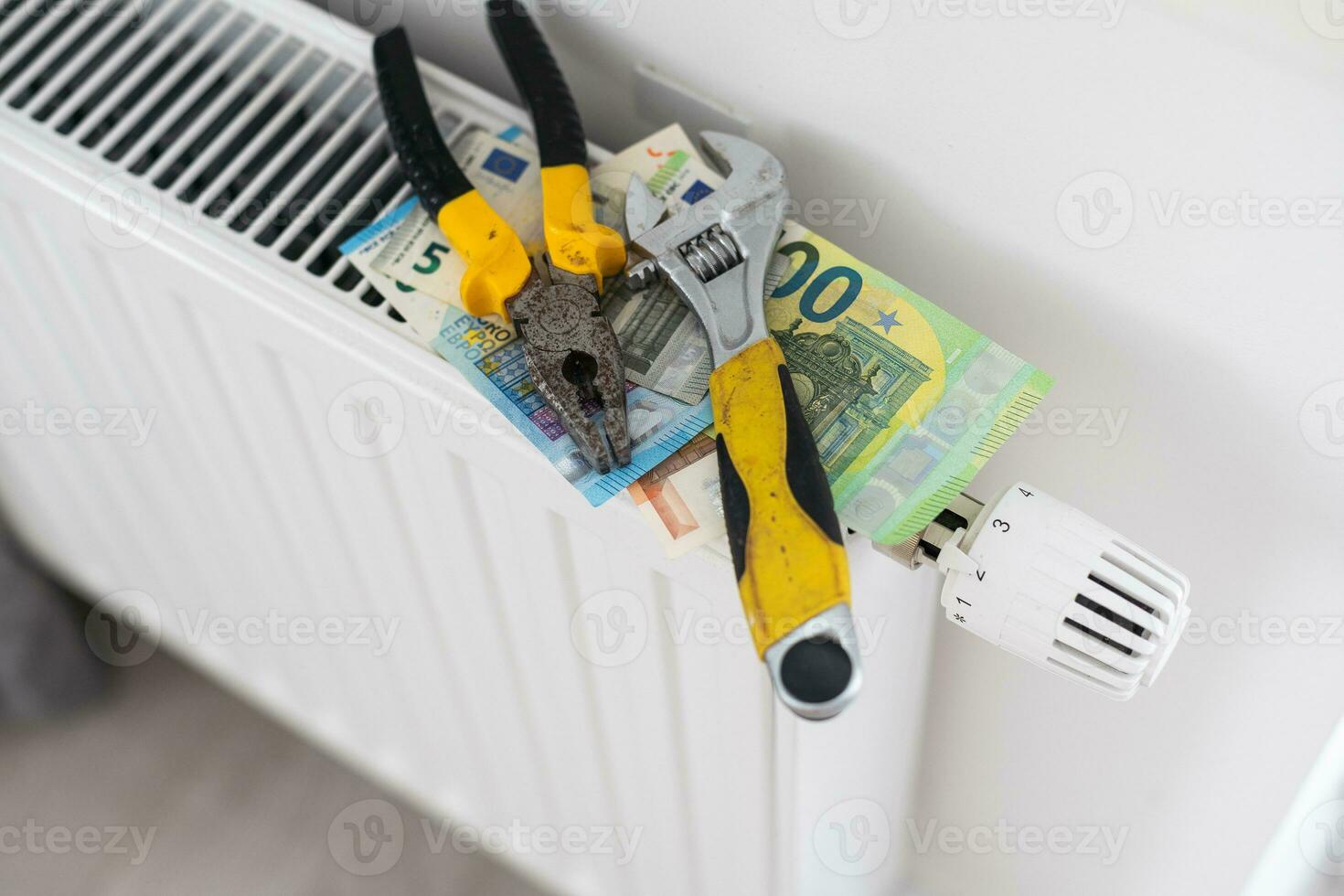 une empiler de argent sur le Contexte de le radiateur. coûteux utilitaires. photo