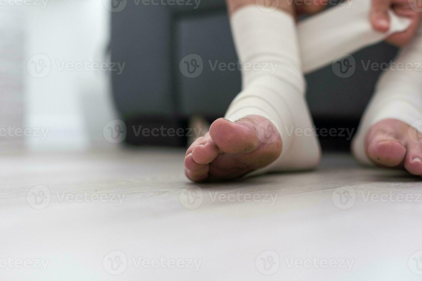 homme en utilisant mettre sur élastique bandage avec jambes ayant jambe douleur photo