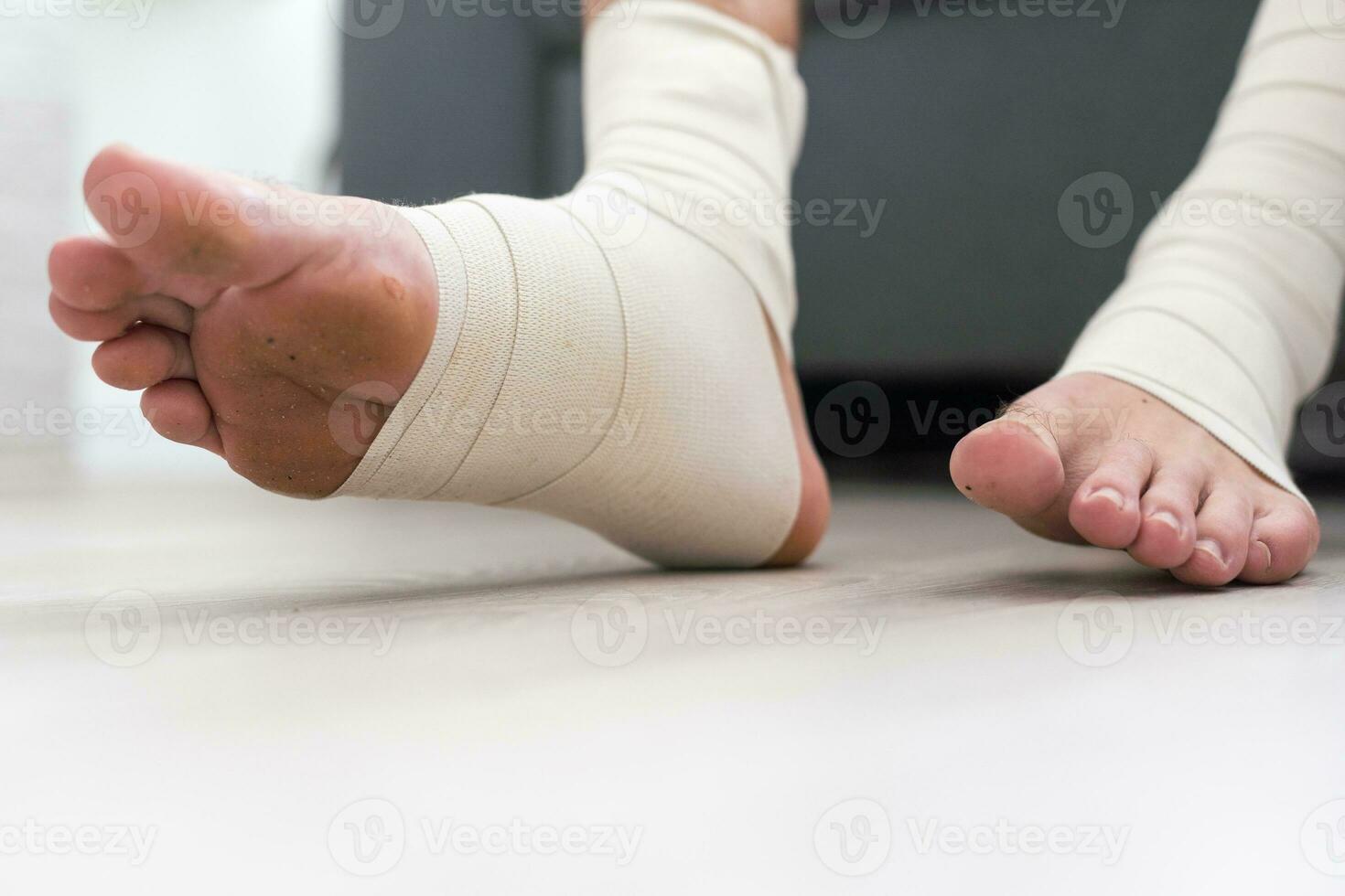 homme en utilisant mettre sur élastique bandage avec jambes ayant jambe douleur photo