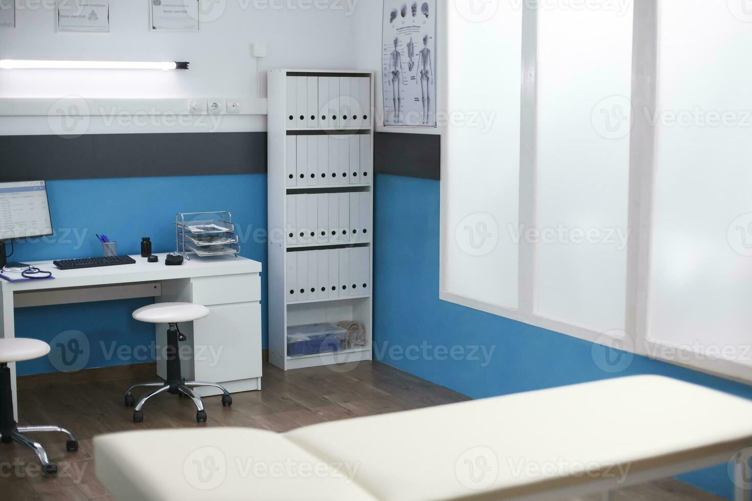 le image vitrines une clinique Bureau cette est utilisé pour consultations et rendez-vous. un vide hôpital pièce contenant une bureau avec une ordinateur pour une médecin et un examen lit. photo