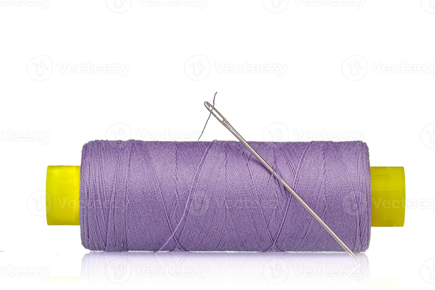 macro écheveau de fil violet couleurs avec une aiguille sur une blanc Contexte photo
