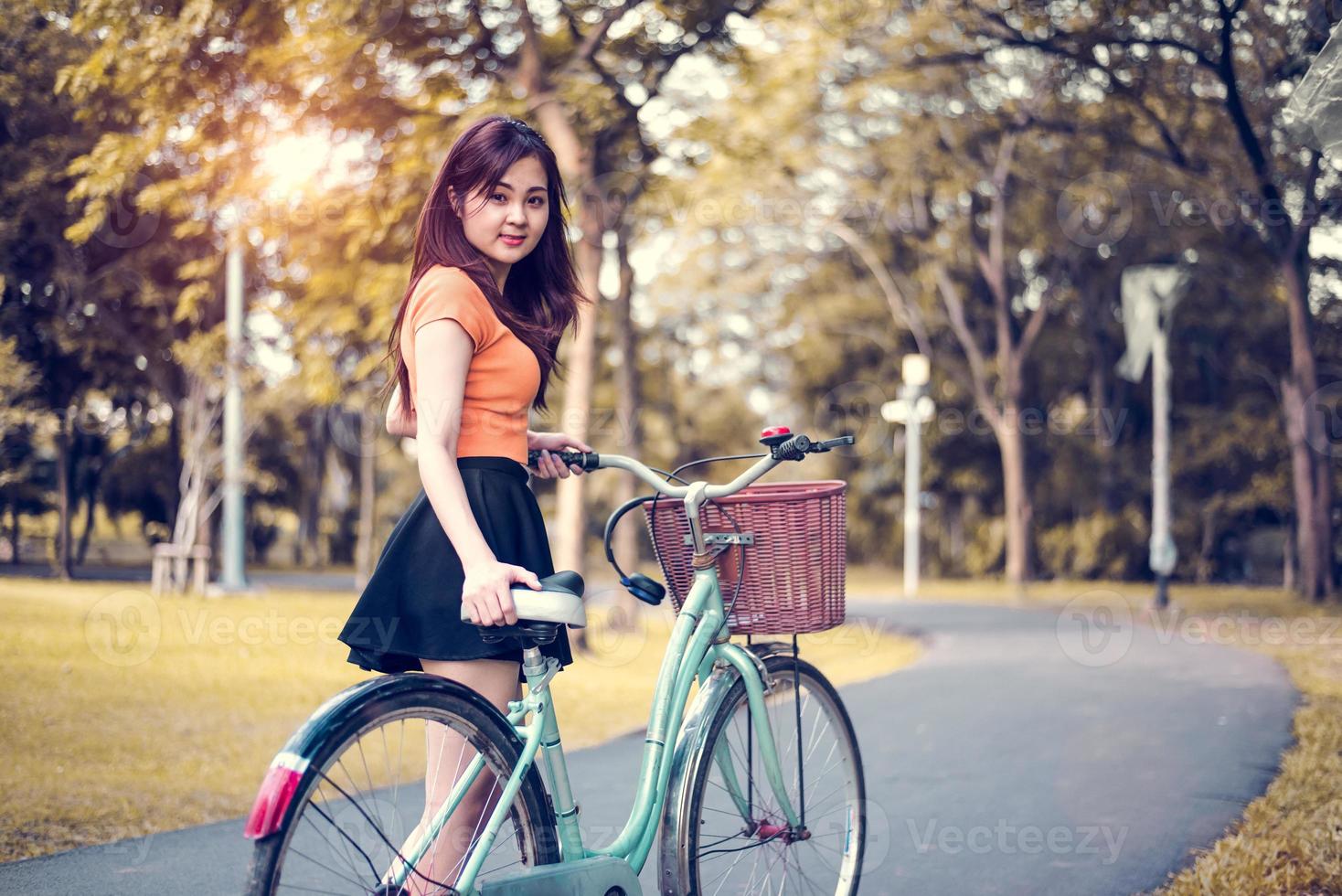 portrait de femme asiatique dans un parc public à vélo. concept de personnes et de modes de vie. thème détente et activité photo