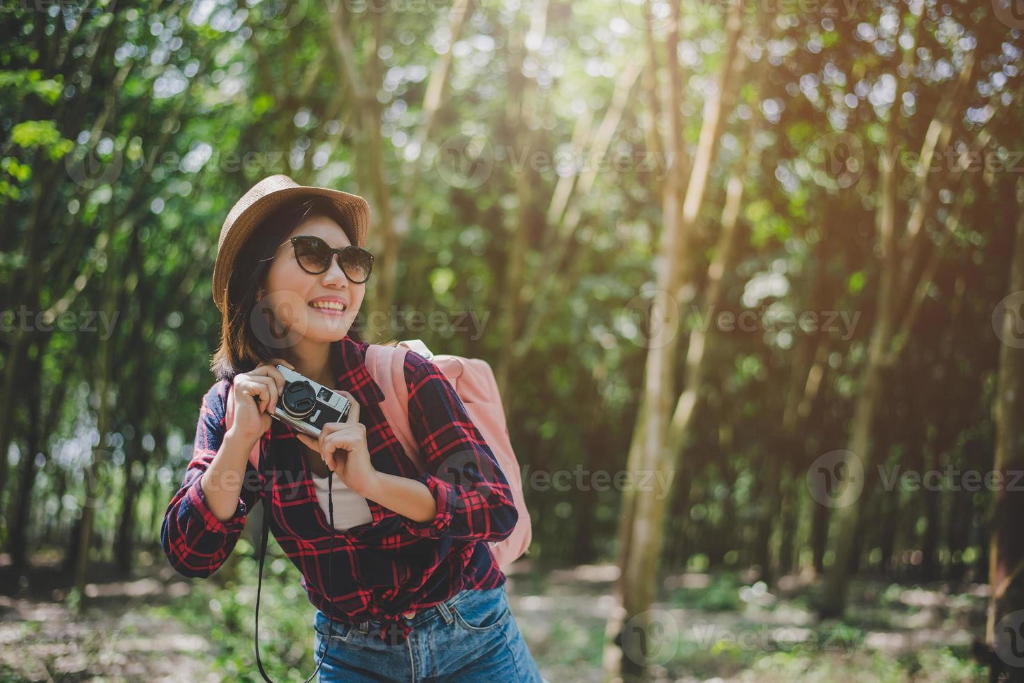 beauté femme asiatique souriante portrait de mode de vie de la jolie jeune femme s'amusant en plein air l'été avec appareil photo numérique. voyage du concept de photographe. style hipster et thème femme solo