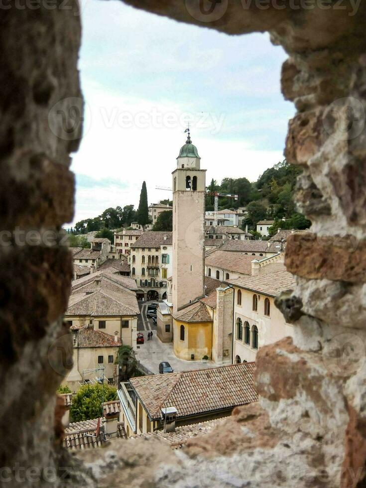 une vue de une ville par une fenêtre photo