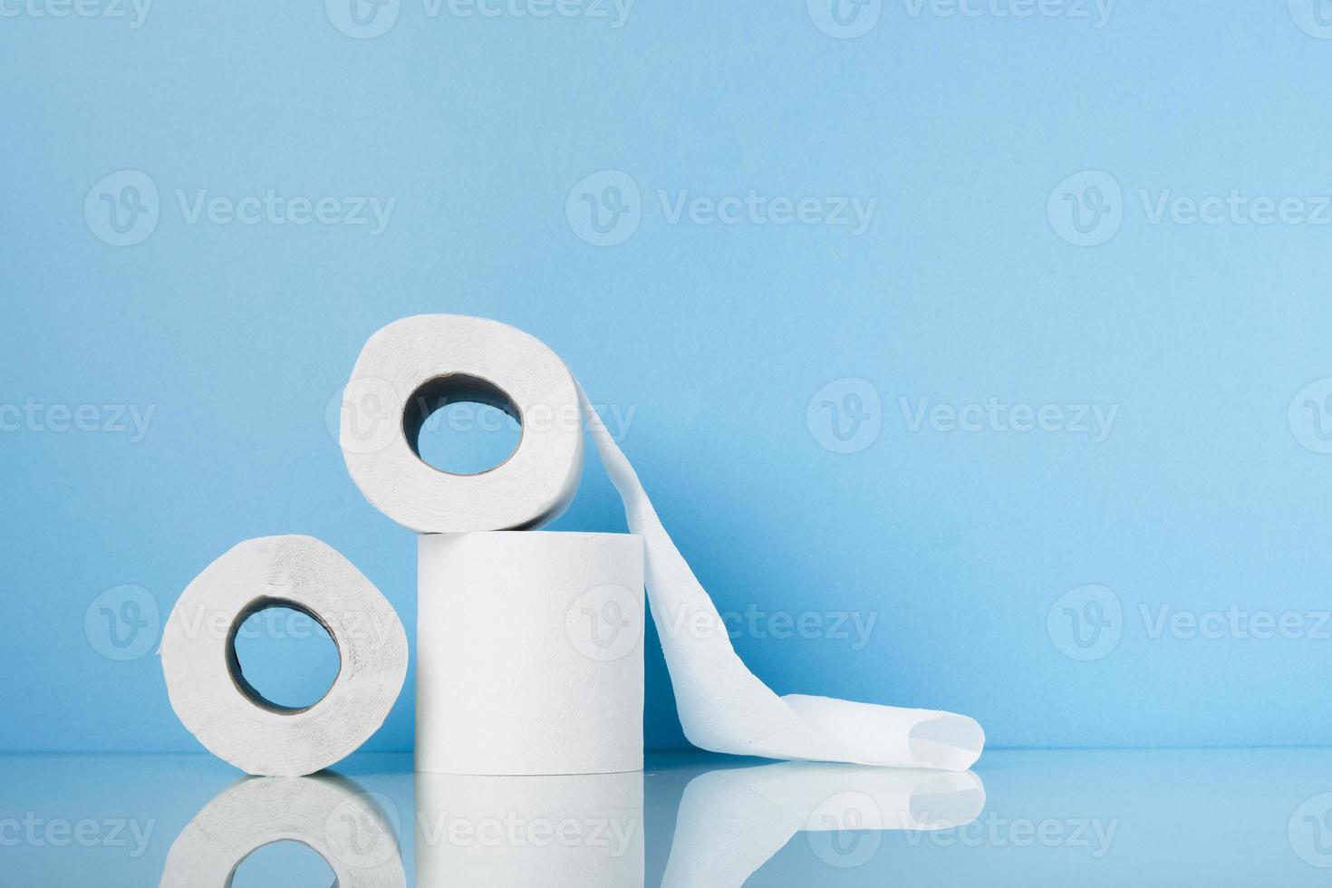 pile grand angle avec des rouleaux de papier toilette photo