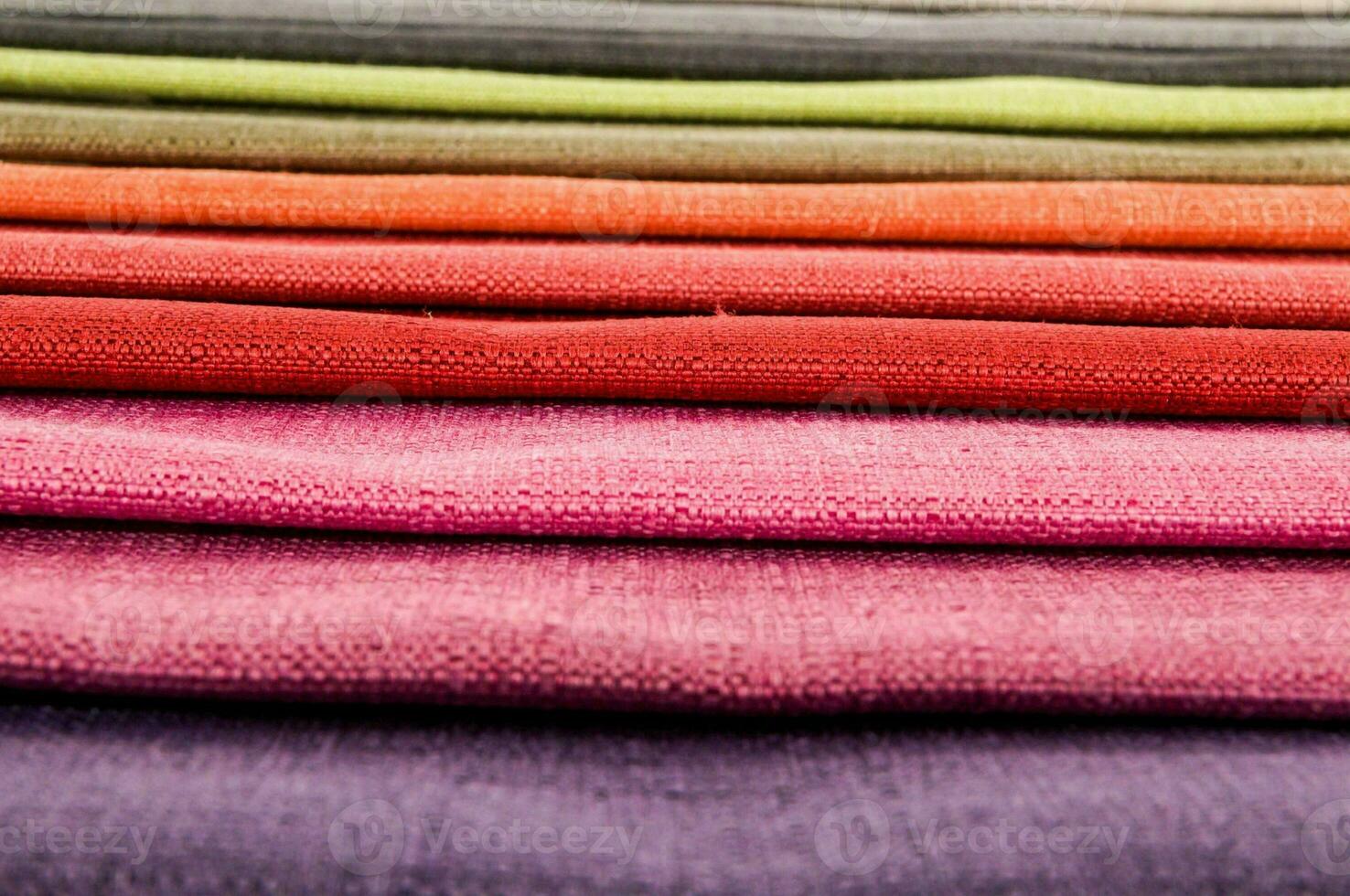 une empiler de coloré en tissu photo