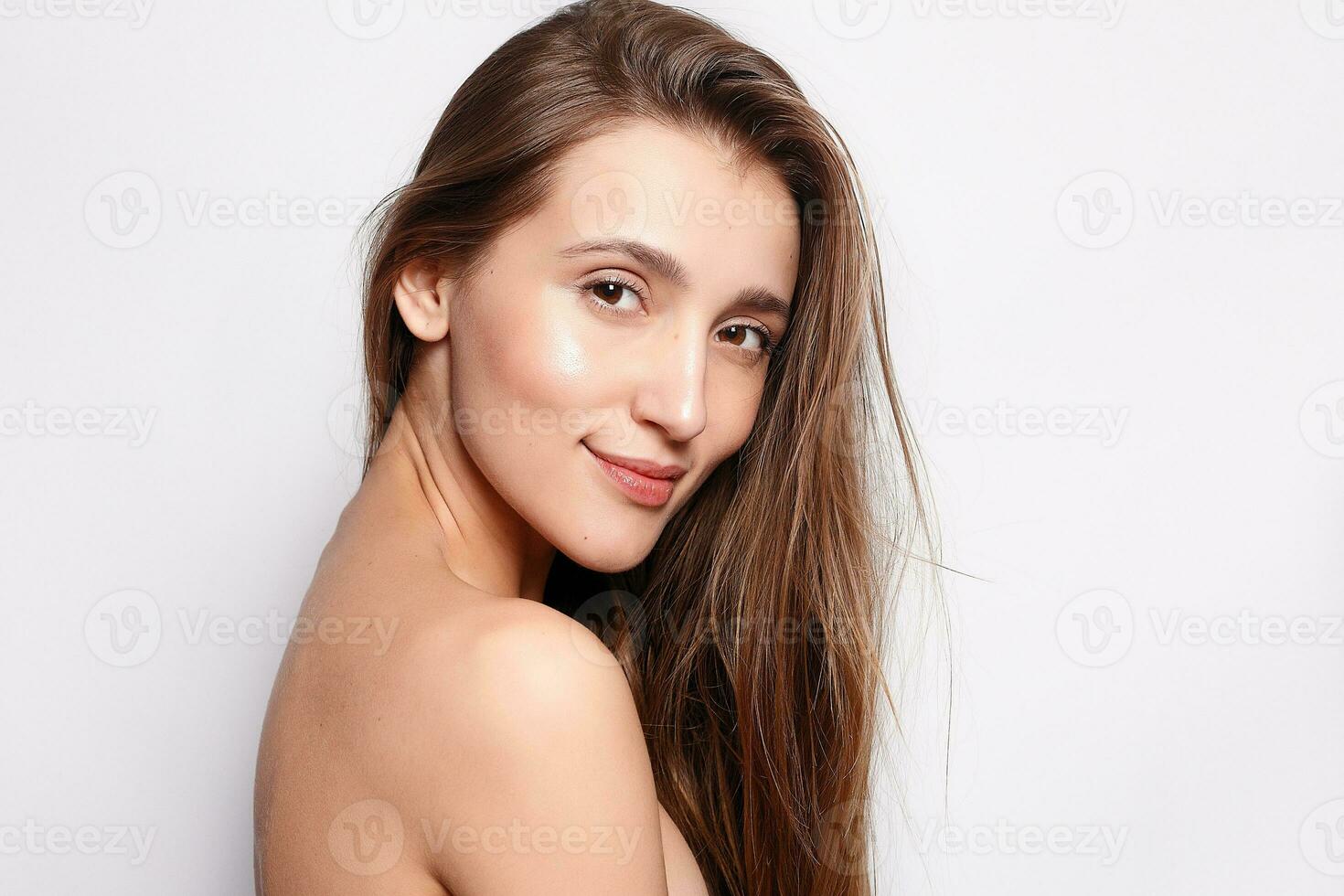 magnifique souriant femme avec Naturel maquillage photo