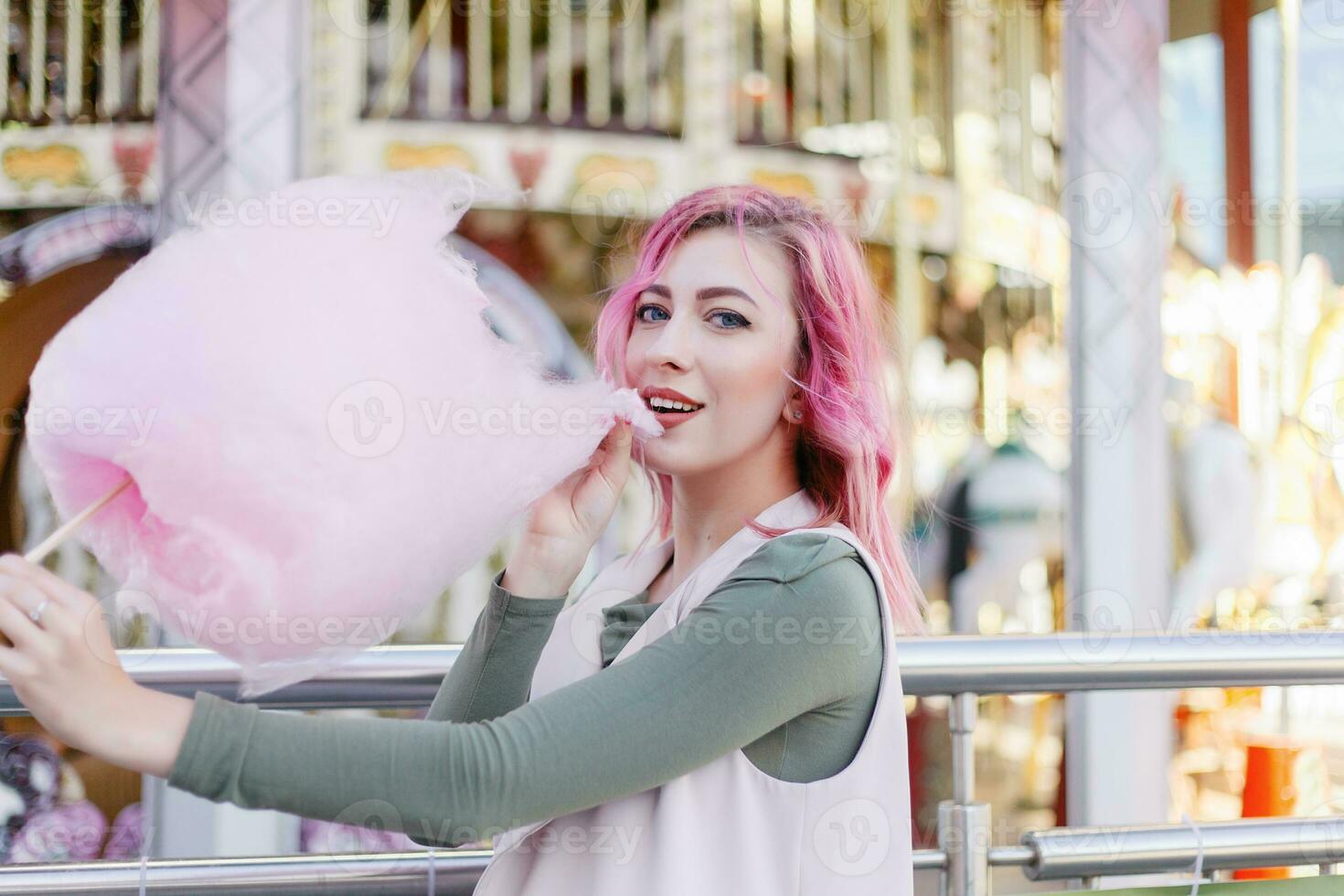 rose cheveux fille court la Coupe de cheveux posant dans amusement parc sur carrousel Contexte. photo