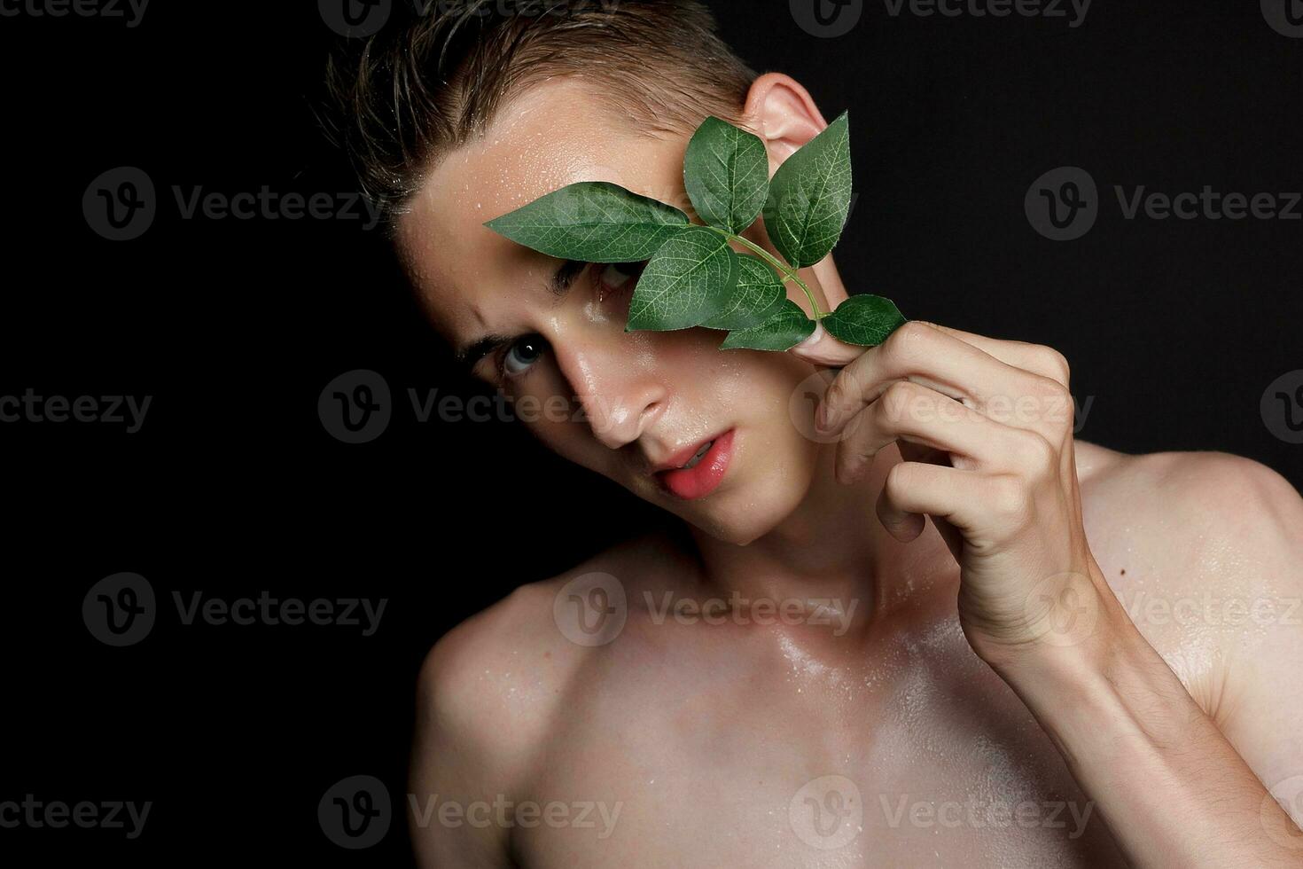 proche en haut portrait de une très Beau homme photo