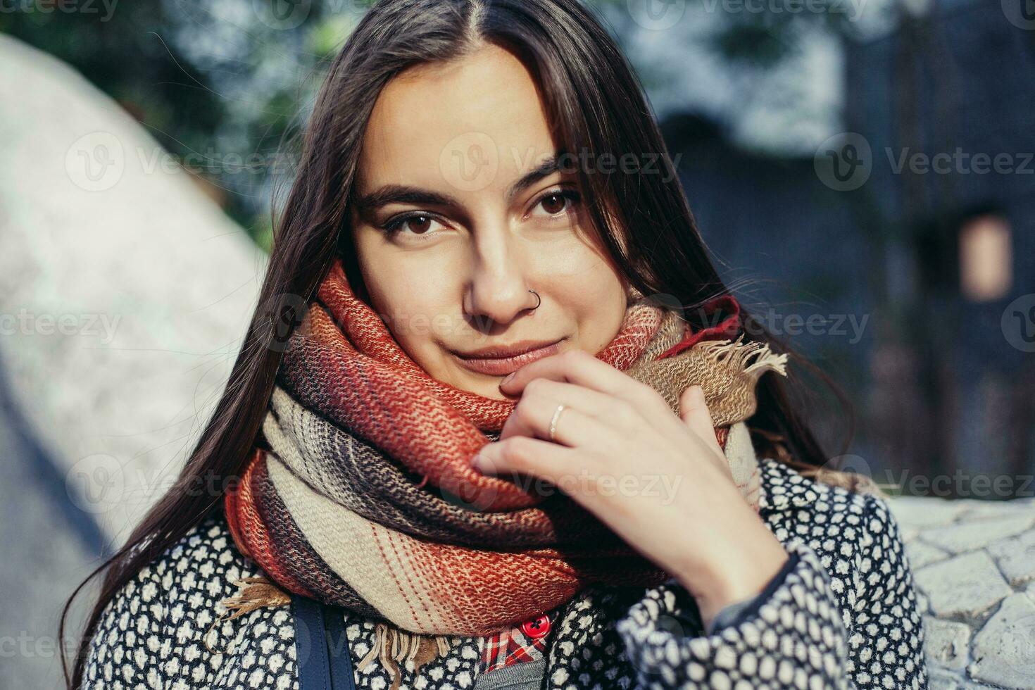 Dame avec une tasse de café en marchant vers le bas le ville rue photo